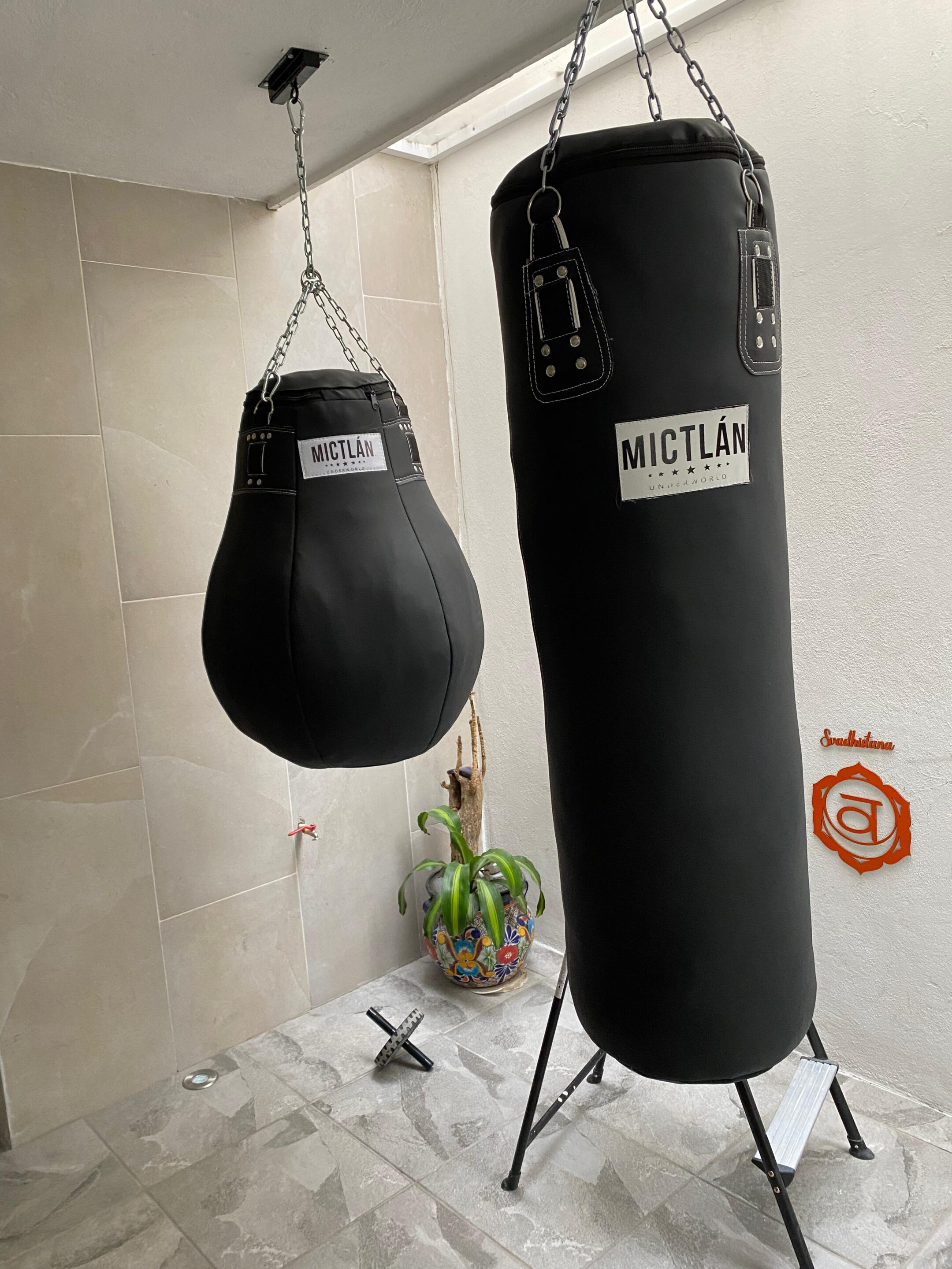 Sacos de boxeo profesionales en escuela de box en Cholula, listos para entrenamiento de fuerza y técnica.